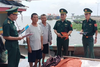 Cán bộ, chiến sĩ đồn Biên phòng Cửa Lân, xã Nam Thịnh (Tiền Hải, Thái Bình) tuyên truyền, phát tờ rơi bảo vệ an ninh biên giới biển cho ngư dân.
