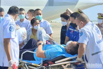 Nhân viên y tế đưa thủy thủ tàu HTMS Sukhothai được cứu sống tới bệnh viện điều trị. (Ảnh: Bưu điện Bangkok)