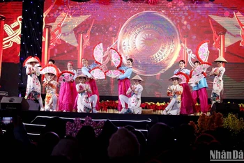 Tiết mục múa thể hiện mối quan hệ hữu nghị hai nước Việt Nam-Hàn Quốc.