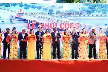 Lãnh đạo tỉnh, thành phố Pleiku cùng đại diện các sở, ngành cắt băng khởi công dự án công trình đường Nguyễn Văn Linh.