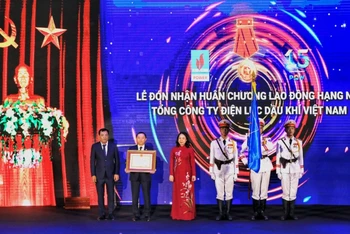 Phó Chủ tịch nước Võ Thị Ánh Xuân trao Huân chương Lao động hạng Nhì tặng tập thể lãnh đạo, cán bộ, công nhân viên, người lao động vì những thành tích xuất sắc trong những năm qua.