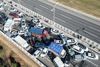 Hiện trường vụ tai nạn liên hoàn ở thành phố Trịnh Châu, Trung Quốc ngày 28/12. (Ảnh: AFP/TTXVN)