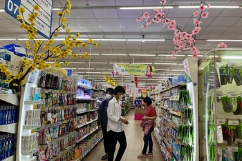 Hệ thống siêu thị Co.opmart Vị Thanh và Ngã Bảy chuẩn bị hàng hóa trị giá gần 17 tỷ đồng phục vụ người dân mua sắm.