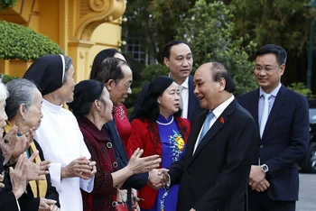 Chủ tịch nước Nguyễn Xuân Phúc gặp mặt 50 đại biểu đại diện cho gần 200 nhân vật trong chương trình "Việc tử tế" của Đài Truyền hình Việt Nam trong năm 2022. (Ảnh: TTXVN) 
