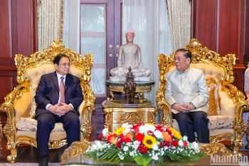 Thủ tướng Chính phủ Phạm Minh Chính thăm đồng chí nguyên Tổng Bí thư, Chủ tịch nước Lào Choummaly Saynhasone. (Ảnh: Nhật Bắc)