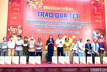 Phó Chủ tịch nước Võ Thị Ánh Xuân tặng quà cho hộ nghèo thành phố Cần Thơ. 