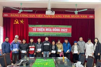 Công ty Bất động sản Tuấn 123 tặng quà Tết cho người nghèo tại Lào Cai.