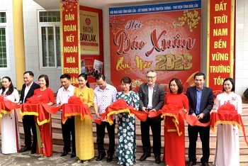 Các đại biểu cắt băng khai mạc Hội báo Xuân Đắk Lắk Quý Mão 2023.