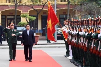 Thủ tướng Phạm Minh Chính duyệt đội danh dự. (Ảnh: TRẦN HẢI)