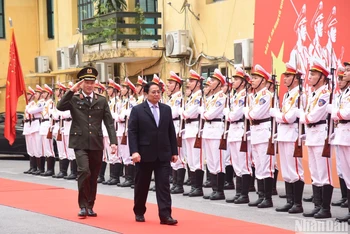 Thủ tướng Phạm Minh Chính duyệt đội danh dự. (Ảnh: TRẦN HẢI)