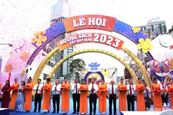 Các đại biểu thực hiện nghi thức cắt băng khai mạc Lễ hội Đường sách Tết Quý Mão 2023.