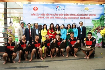 Tỉnh Đắk Lắk đón đoàn khách du lịch đầu tiên đến tỉnh bằng đường hàng không trong dịp Tết Nguyên đán Quý Mão 2023. 