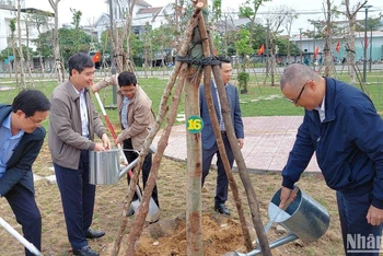 Lãnh đạo tỉnh Phú Yên tham gia trồng cây xanh tại lễ phát động.