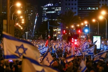Người dân biểu tình ở Tel Aviv. (Ảnh: Reuters)