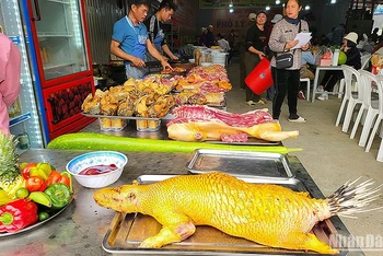 Thịt động vật đủ loại vẫn được bày bán khắp nơi tại chùa Hương, dù được các chủ quán giải thích là thú nuôi nhưng lại kèm lời “rỉ tai” sẵn sàng phục vụ “thịt rừng chuẩn”.