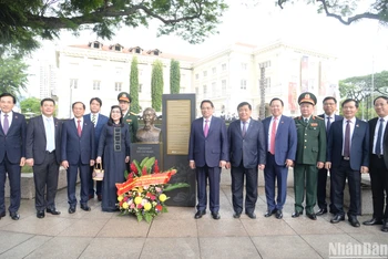 Thủ tướng Phạm Minh Chính và Phu nhân cùng Đoàn đại biểu cấp cao Việt Nam dâng hoa tại Tượng đài Chủ tịch Hồ Chí Minh. 