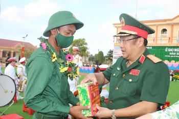 Thượng tướng Phạm Hoài Nam, Ủy viên Ban Chấp hành Trung ương Đảng, Thứ trưởng Quốc phòng trao quà cho tân binh.