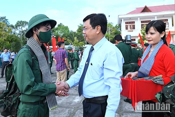 Bí thư Tỉnh ủy, Chủ tịch Hội đồng nhân dân tỉnh Cà Mau bắt tay động viên tân binh an tâm lên đường nhập ngũ.