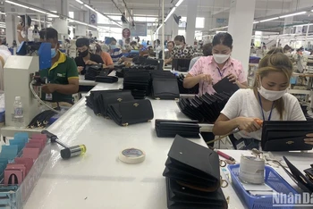 Sản xuất túi xách xuất khẩu tại Công ty Cổ phần đầu tư Thái Bình ở Bình Dương trong những ngày đầu xuân Quý Mão 2023.