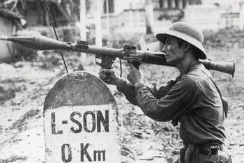 Hình ảnh người chiến sĩ cầm súng B41 hướng về phía quân xâm lược, bên cạnh là cột mốc số 0 Lạng Sơn, rạng sáng 17/2/1979 mang tính biểu tượng về cuộc chiến đấu bảo vệ biên giới phía bắc năm 1979. (Ảnh: Tư liệu/TTXVN phát) 