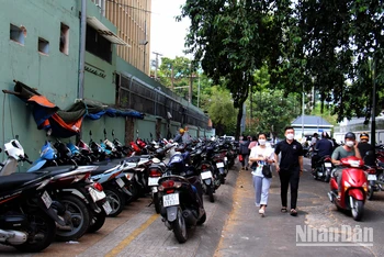 Vỉa hè trên đường Đặng Thái Thân (cạnh Bệnh viện Đại học Y dược) bị biến thành bãi giữ xe máy.