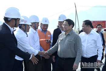Thủ tướng Phạm Minh Chính thăm các đơn vị thi công trên công trường xây dựng Nhà máy Thủy điện Hòa Bình mở rộng.