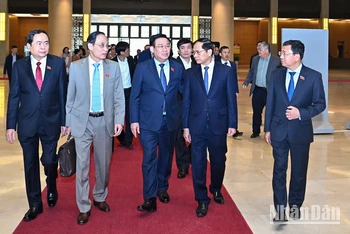 Chủ tịch Quốc hội Vương Đình Huệ, Phó Chủ tịch Thường trực Quốc hội Trần Thanh Mẫn và các đại biểu dự Hội nghị.