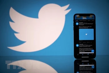 Biểu tượng Twitter trên màn hình điện thoại di động. (Ảnh: AFP/TTXVN)