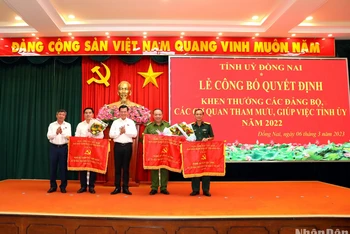 Bí thư Tỉnh ủy Nguyễn Hồng Lĩnh và Phó Bí thư Thường trực Tỉnh ủy Hồ Thanh Sơn trao danh hiệu đạt tiêu chuẩn hoàn thành xuất sắc nhiệm vụ tiêu biểu năm 2022 cho 3 Đảng bộ.