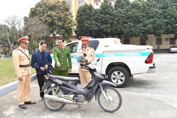 Đối tượng Nguyễn Trung Hiếu cùng tang vật bị lực lượng chức năng bắt giữ. 