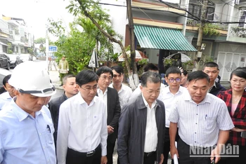 Bí thư Thành ủy Đà Nẵng Nguyễn Văn Quảng nghe báo cáo tiến độ thực hiện việc cải tạo đường có mặt cắt quá nhỏ.
