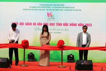 Các đại biểu tham dự cắt băng khai mạc Ngày hội Sách và Văn hóa đọc tỉnh Đắk Nông năm 2023.