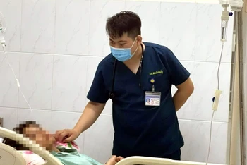 Một bệnh nhân nghi ngộ độc chất gây nghiện được điều trị tại Bệnh viện đa khoa khu vực Long Khánh.