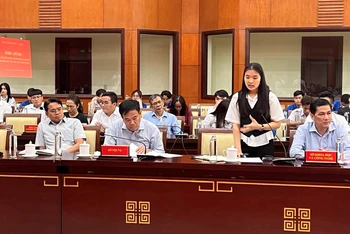 Sinh viên Trường đại học Luật Thành phố Hồ Chí Minh phát biểu ý kiến tại chương trình gặp gỡ.