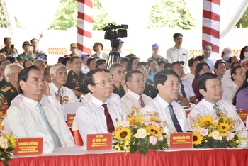 Các đồng chí lãnh đạo, nguyên lãnh đạo Đảng và Nhà nước, Thành phố Hồ Chí Minh, tỉnh Kiên Giang và đại diện các cựu tù Phú Quốc tham dự lễ kỷ niệm 50 năm “Chiến thắng trở về”. 