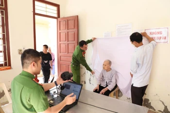 Công an xã Hoàng Tây, huyện Kim Bảng, Hà Nam đến Trung tâm bảo trợ xã hội tỉnh Hà Nam làm thủ tục cấp căn cước công dân cho người già. (Ảnh: TTXVN)