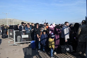 Người tị nạn Syria tại trạm kiểm soát biên giới ở Hatay, Thổ Nhĩ Kỳ, ngày 2/3/2023. (Ảnh: THX/TTXVN)