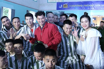 Nghệ sĩ Xuân Bắc, Gương mặt trẻ Việt Nam tiêu biểu năm 2022 Hà Myo giao lưu cùng các phạm nhân, trại viên Trại giam Ngọc Lý tại chương trình.