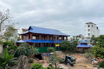 Sau 4 tháng phát hiện sai phạm và quá thời gian quy định, ngành chức năng thành phố Quảng Ngãi sẽ tổ chức cưỡng chế đối với khối nhà “biệt thự” xây trên đất lúa.