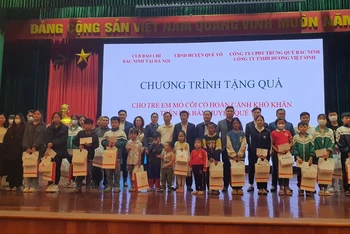Câu lạc bộ Báo chí Bắc Ninh tại Hà Nội cùng nhà hảo tâm tặng quà cho 41 trẻ mồ côi cả cha lẫn mẹ ở huyện Quế Võ.