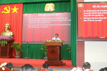 Phó Giáo sư, Tiến sĩ Nguyễn Quốc Dũng, Giám đốc Học viện Chính trị khu vực 2, phát biểu tại hội nghị. 