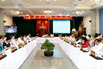 Các đại biểu nghe trình bày Tờ trình của Ban Thường vụ Tỉnh ủy Đồng Nai về chủ trương di dời, xây dựng mới khu Trung tâm hành chính-chính trị tỉnh.