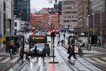 Người dân di chuyển trên đường phố tại Stockholm, Thụy Điển. (Ảnh: AFP/TTXVN)