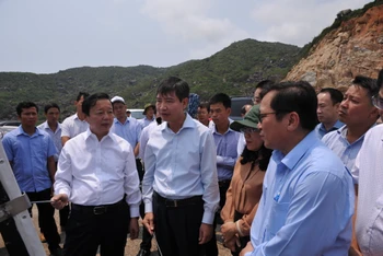 Phó Thủ tướng Chính phủ Trần Hồng Hà cùng Đoàn công tác Chính phủ tại khu vực xây dựng Cảng Bãi Gốc, thị xã Đông Hòa, tỉnh Phú Yên.