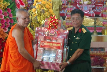 Đại tá Huỳnh Văn Bé Tư tặng quà tại chùa Bốn Mặt, xã Phú Tân, huyện Châu Thành, tỉnh Sóc Trăng.