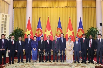 Chủ tịch nước Võ Văn Thưởng, Đại sứ các nước ASEAN và các đại biểu tham dự. (Ảnh: TTXVN) 