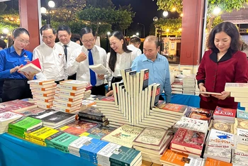 Các đại biểu tham quan các gian hàng trưng bày sách tại lễ khai mạc.
