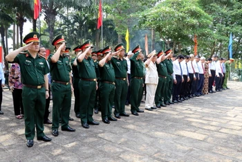 Các đại biểu dành phút mặc niệm tưởng nhớ công ơn to lớn của các anh hùng liệt sĩ đã hy sinh trên chiến trường Biên Hòa U1.