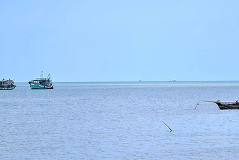 Qua kêu gọi của Đồn Biên phòng Khánh Tiến, ngư dân khai thác trên vùng biển Hương Mai (huyện U Minh) kịp thời hỗ trợ, cứu hộ được 4 thuyền viên trên tàu cá CM-05756-TS. 