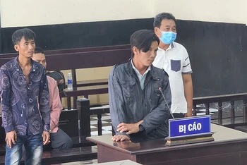 Trương Văn Khanh bị tuyên phạt 1 năm tù giam về tội khai thác cát trái phép.